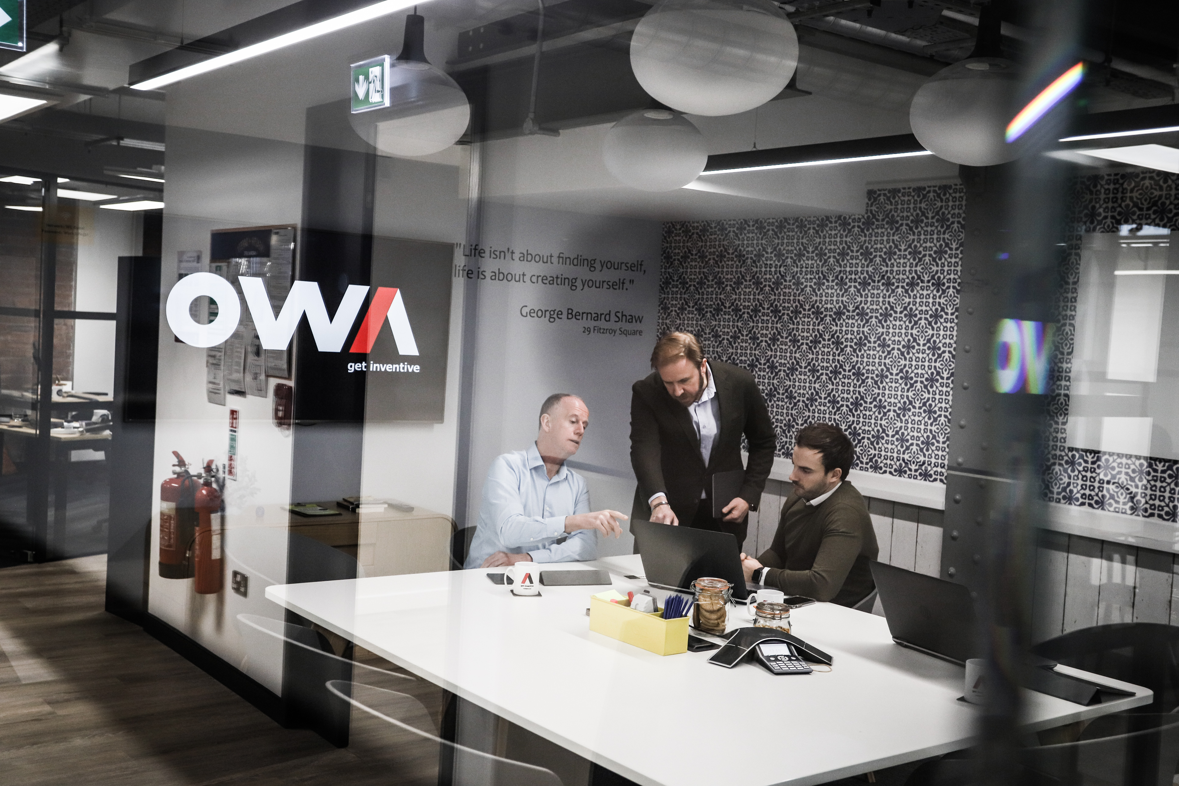 OWA team reviewing a cloud management project