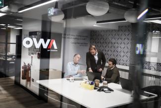 OWA team reviewing a cloud management project